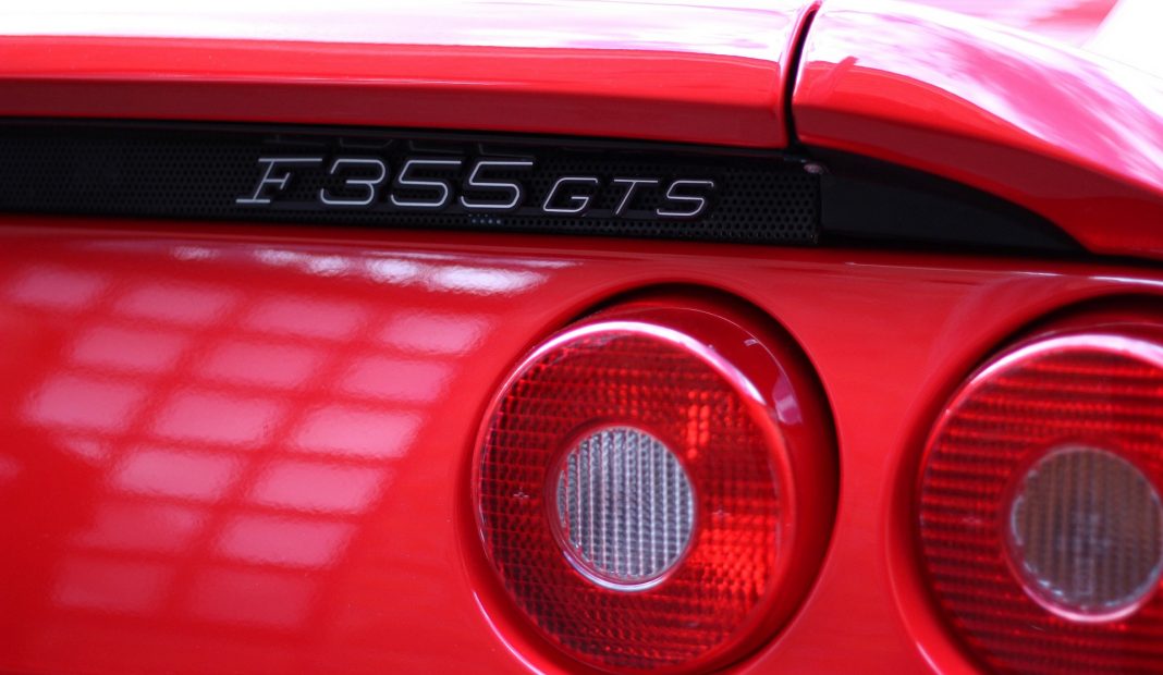 ferrari samochód
