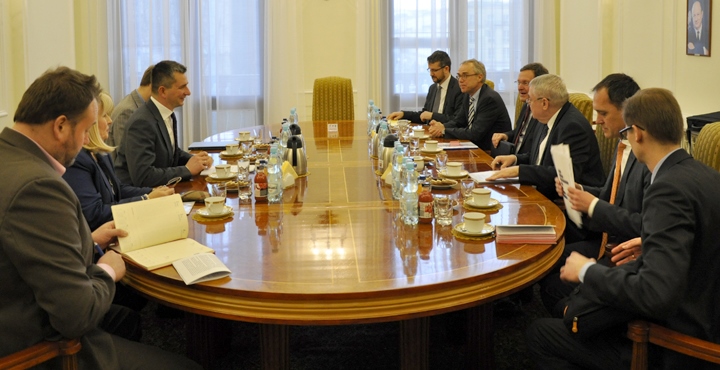 Podsumowanie dotychczasowej współpracy, jak również perspektywy jej rozwoju w latach kolejnych szczególnie w odniesieniu do nowopowstającego funduszu inwestycyjnego – European Fund for Strategic Investments (EFSI), były tematem spotkania pomiędzy ministrem finansów Mateuszem Szczurkiem a wiceprezesem Europejskiego Banku Inwestycyjnego (EBI) odpowiedzialnym za współpracę Banku z Polską, Laszlo Baranyayem. Spotkanie odbyło się 5 marca br. w Ministerstwie Finansów. Minister Szczurek ze współpracownikami podczas spotkania z wiceprezesem EBI Minister Szczurek wyraził zadowolenie z relacji z Europejskim Bankiem Inwestycyjnym podkreślając, że cieszy nasz utrzymujący się w ostatnich latach rekordowo wysoki poziom zaangażowania Banku w Polsce. Minister podkreślił chęć utrzymania tego trendu oraz zachęcił Bank do jeszcze większego zacieśniania współpracy i poszukiwania nowych obszarów kwalifikujących się do współfinansowania przez Bank w naszym kraju. Prezes EBI podziękował ministrowi za dotychczasową współpracę, jak również podkreślił, że Polska jest największym beneficjentem kredytów Banku wśród państw członkowskich, które przystąpiły UE po 2004 roku, a szóstym spośród wszystkich krajów otrzymujących wsparcie z EBI. Ponadto, na dzisiejszym spotkaniu poruszono temat sytuacji na Ukrainie w kontekście operacji Banku w tym kraju. Wiceprezes podkreślił, że pomimo trudnej sytuacji Bank nadal realizuje projekty (głównie z partnerami prywatnymi), a zaangażowanie Banku na koniec 2014 roku wyniosło ok. 940 mln EUR. Minister Szczurek wyraził zadowolenie, jak również podkreślił, iż Polska również angażuje się w przemiany na Ukrainie. *** Europejski Bank Inwestycyjny odgrywa znaczącą rolę we współfinansowaniu licznych projektów inwestycyjnych na obszarze całego kraju. Od początku swojego funkcjonowania w Polsce, tj. od 1990 roku, Bank udzielił polskim podmiotom finansowania na łączną kwotę prawie 49,6 mld EUR (wartość podpisanych kredytów wg stanu na koniec 2014 r.). Należy zauważyć, że rozwój działalności EBI w Polsce gwałtownie przyspieszył z chwilą przystąpienia Polski do UE, osiągając rekordowy poziom ok. 5,7 mld EUR w 2013 r. Kredyty oferowane przez EBI charakteryzują się bardzo konkurencyjnymi warunkami finansowymi i stanowią jedno z najatrakcyjniejszych źródeł pozyskiwania finansowania dłużnego, stanowią istotną (tańszą) alternatywę wobec emisji papierów dłużnych na międzynarodowych rynkach finansowych.