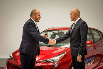 Przekazanie nowej Toyoty Prius 4 generacji
