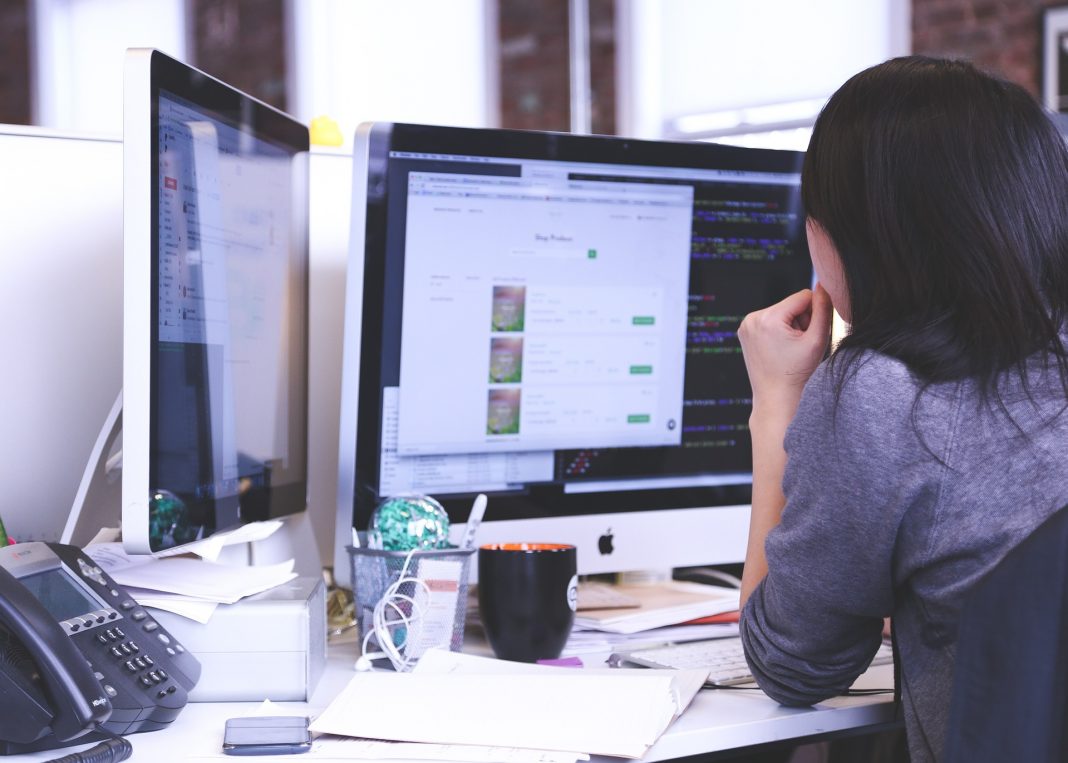programista komputer informatyk