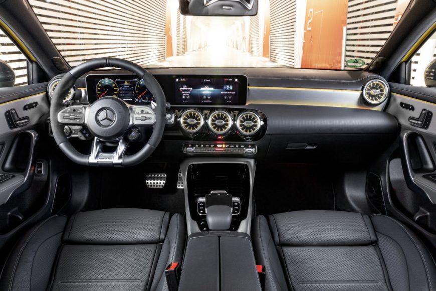 Der neue Mercedes-AMG A 35 4MATIC: Neuer Einstieg in die Welt der Driving Performance The new Mercedes-AMG A 35 4MATIC: New entry-level model opens up the world of driving performance