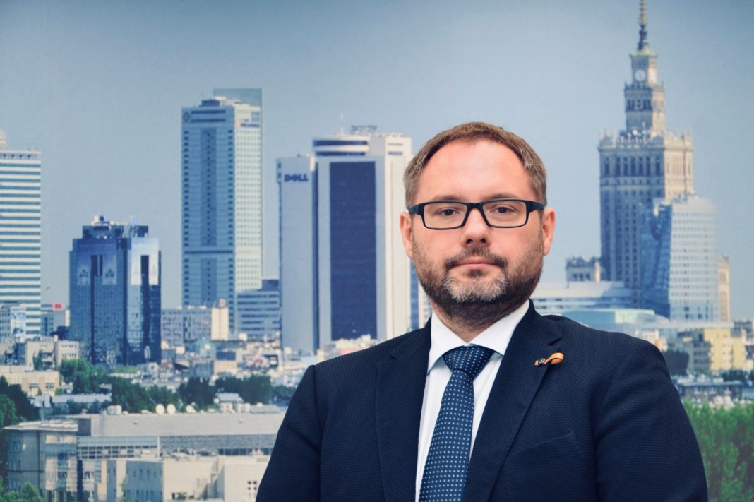 Adam Lange, Standard Chartered