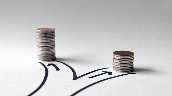 Two paths with different heights of coins. pieniądze wybory