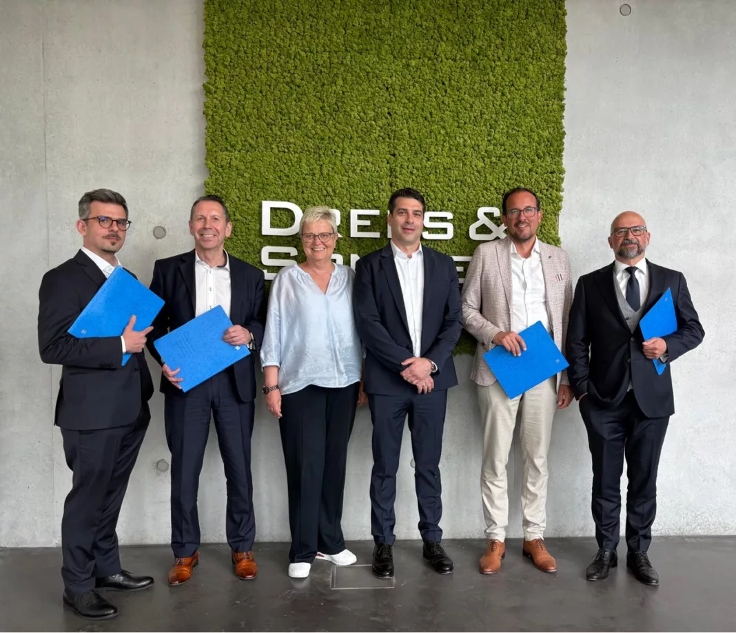 Od lewej: Łukasz Lenczewski (Managing Director w ADC), Jörg Wohlfarth (Partner w Drees & Sommer), Ulrike Giß (M&A Lead w Drees & Sommer), Dimitrios Niros (Senior Team Lead w Drees & Sommer), Steffen Szeidl (Chief Executive Officer i Partner w Drees & Sommer), Bogusław Paciorek (Managing Director w ADC) © - ADC/ Drees & Sommer
