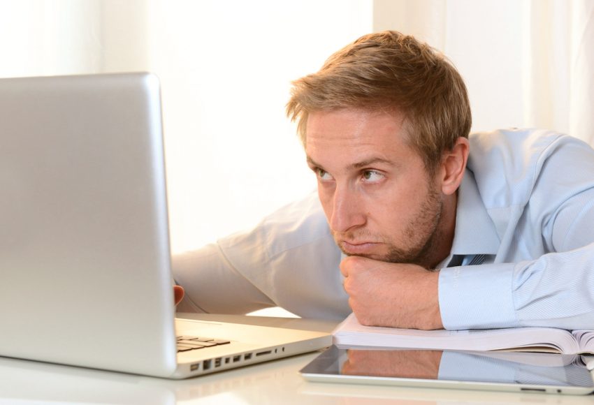 laptop praca i komputer, pracownik